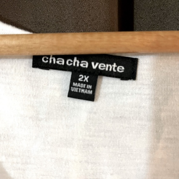 Ladies Chacha Vente Blouse,2X, lines solid white, short sleeve, very pretty - Picture 2 of 4